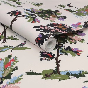 Joules Vliestapete Woodland Scene Dawn Grey mit Waldmotiv und bunten Akzenten.