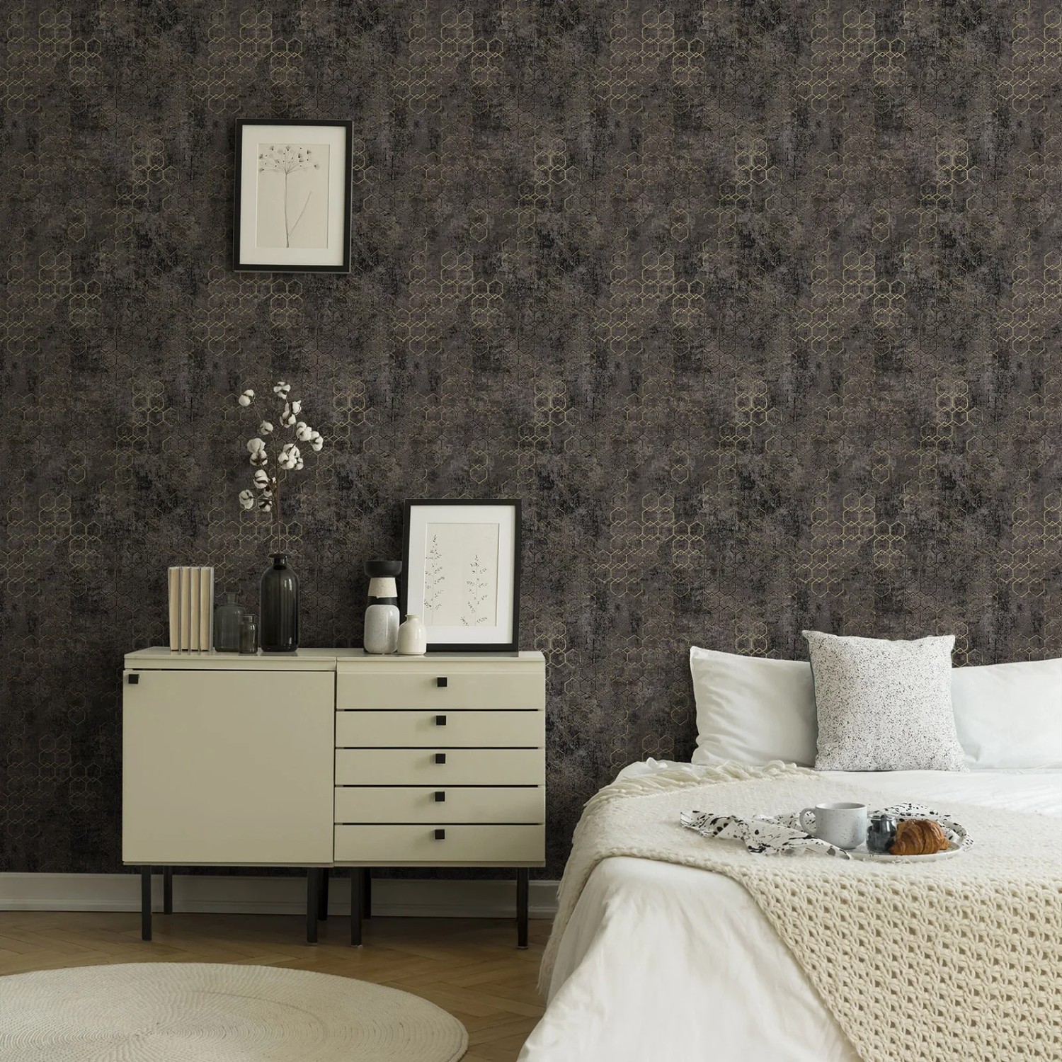 Bricoflor Vliestapete schwarz-gold mit Hexagon Muster im Industrial Look für Wohnzimmer.