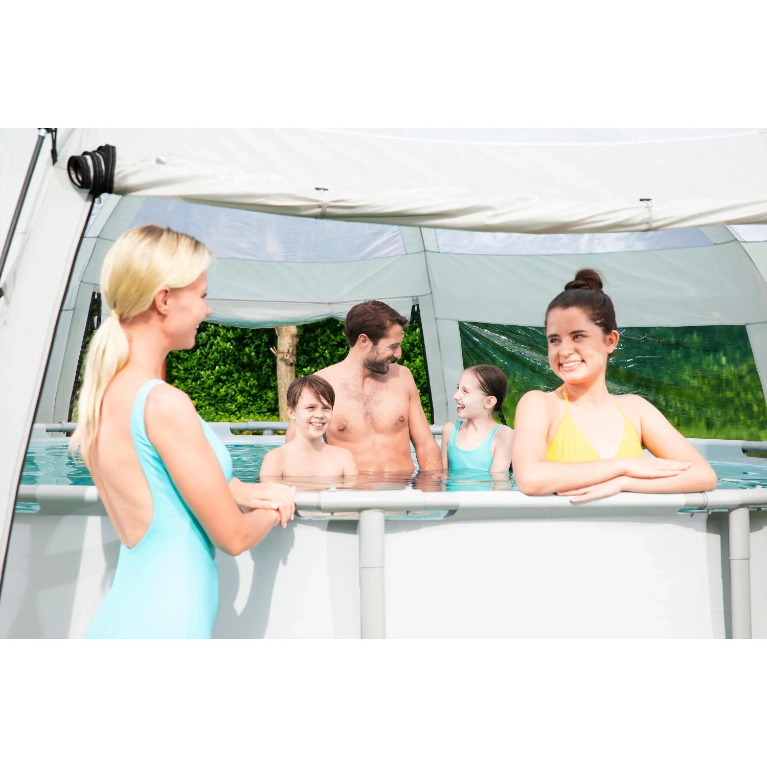 Bestway Poolüberdachung Pavilion für runde Pools bis 488cm Durchmesser, mit Familie im Pool.