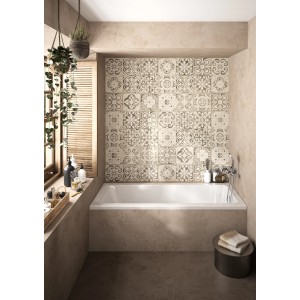 Ideal Standard Connect Air Badewanne, 170x70 cm, Weiß, in Badezimmer-Szene mit Fliesenwand.
