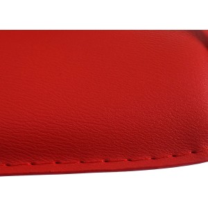 Detailaufnahme: Roter MCW Esszimmerstuhl Perm (2er-Set) mit Ziernaht.