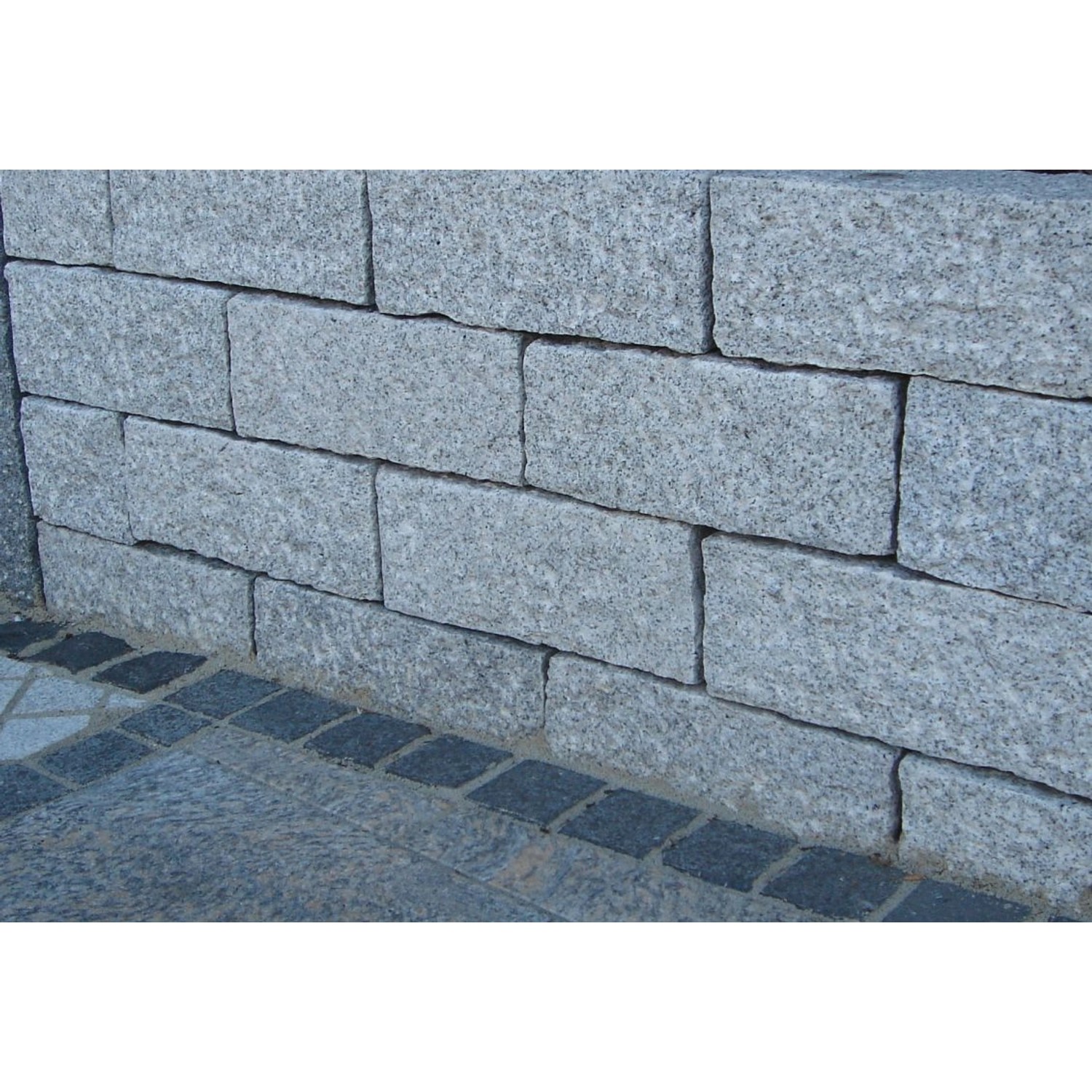 Graue Granit Mauer aus gespaltenen Mauersteinen, geeignet für Mauern und Beeteinfassungen.