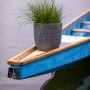 Grauer Capi Topf Waste Rib 35x34 cm mit Pflanze auf blauem Boot.