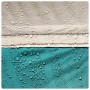 Wassertropfen auf meergrünem, wasserdichtem Partyzelt-Stoff aus Polyester. Zeigt die wasserabweisende Oberfläche.
