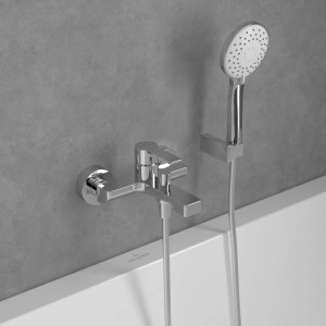 Villeroy & Boch Architectura Wannenarmatur in Chrom mit Handbrause.