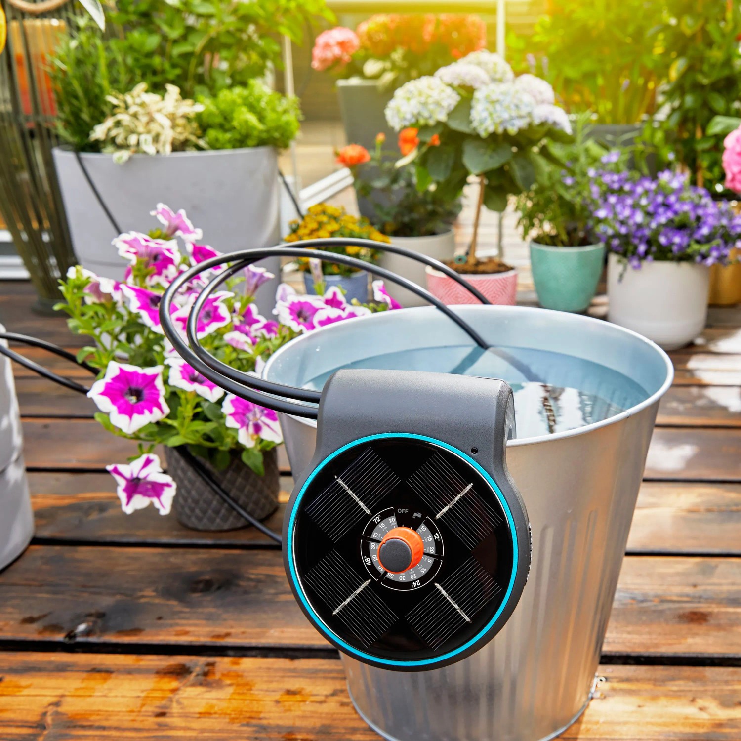Gardena Aqua Bloom Solar-Bewässerung im Eimer, automatische Bewässerung für bis zu 20 Pflanzen.