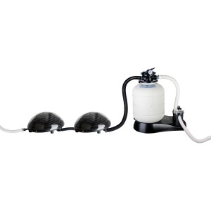 Gre Solarheizung mit zwei schwarzen, halbkugelförmigen Kollektoren und einer Sandfilteranlage.