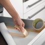 Tesa Eco Fixation doppelseitiges Klebeband in Anwendung, zum Fixieren von Gegenständen.