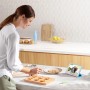 Frau dekoriert Lebkuchen, überwacht von Eufy Überwachungskamera (2er-Set) auf Tablet.
