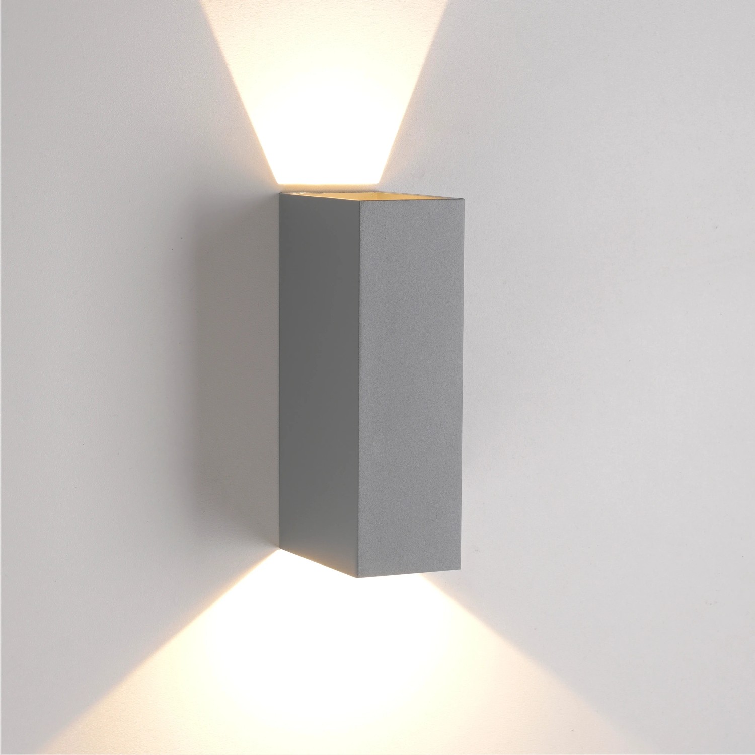 Graue LED-Außenwandleuchte Block von Paul Neuhaus mit Lichtkegel nach oben und unten.
