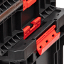 Detailaufnahme des schwarzen PROREGAL QBRICK Werkzeugtrolleys mit roten Klemmverschlüssen.