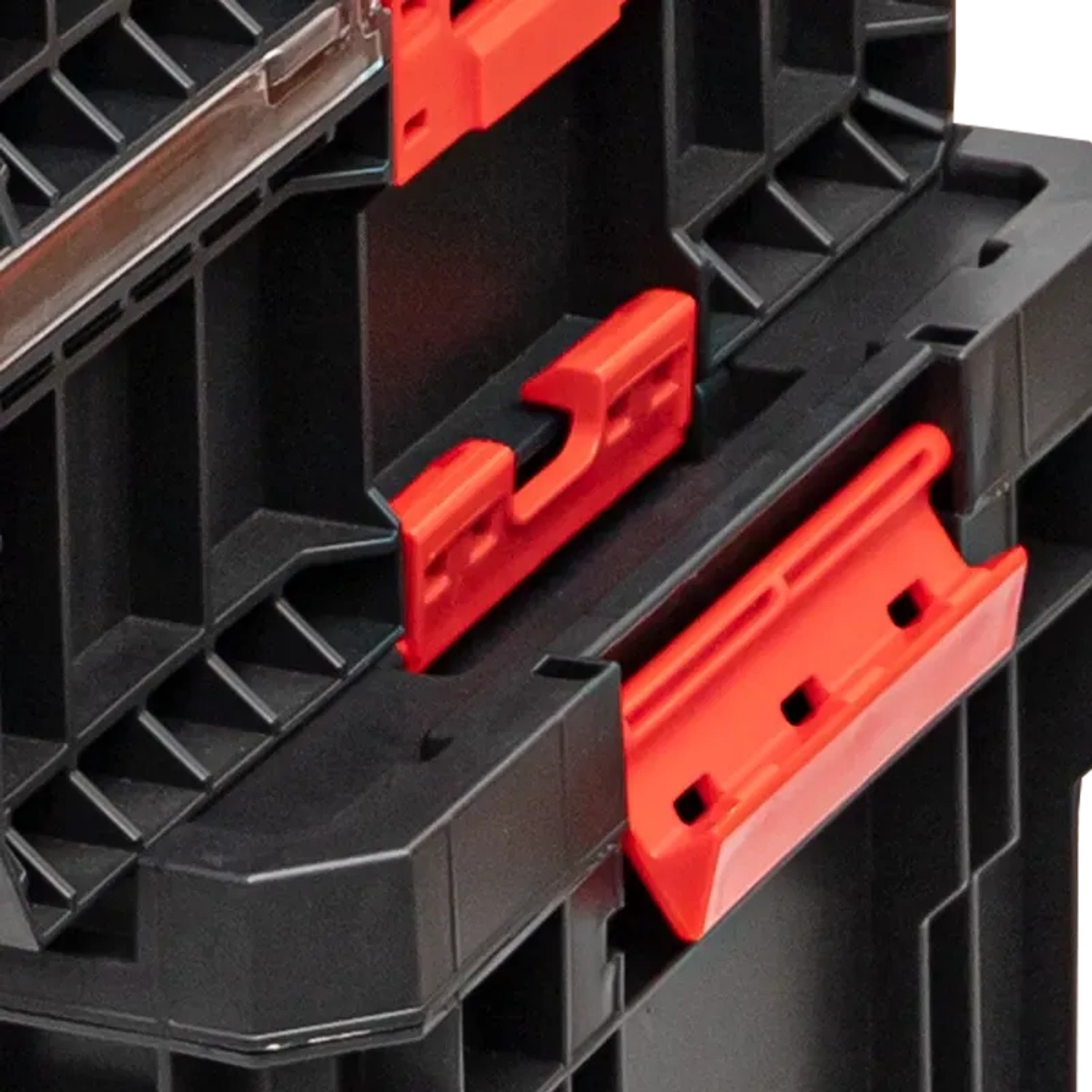 Detailaufnahme des schwarzen PROREGAL QBRICK Werkzeugtrolleys mit roten Klemmverschlüssen.