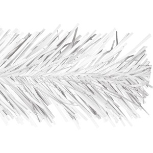 Detailaufnahme: Weißer, künstlicher Weihnachtsbaum Skaland, 120 cm, PVC-Nadeln.