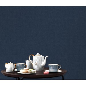 Erismann Vliestapete Elle Decoration 4 Woven Blau mit Textilstruktur und Teegeschirr.