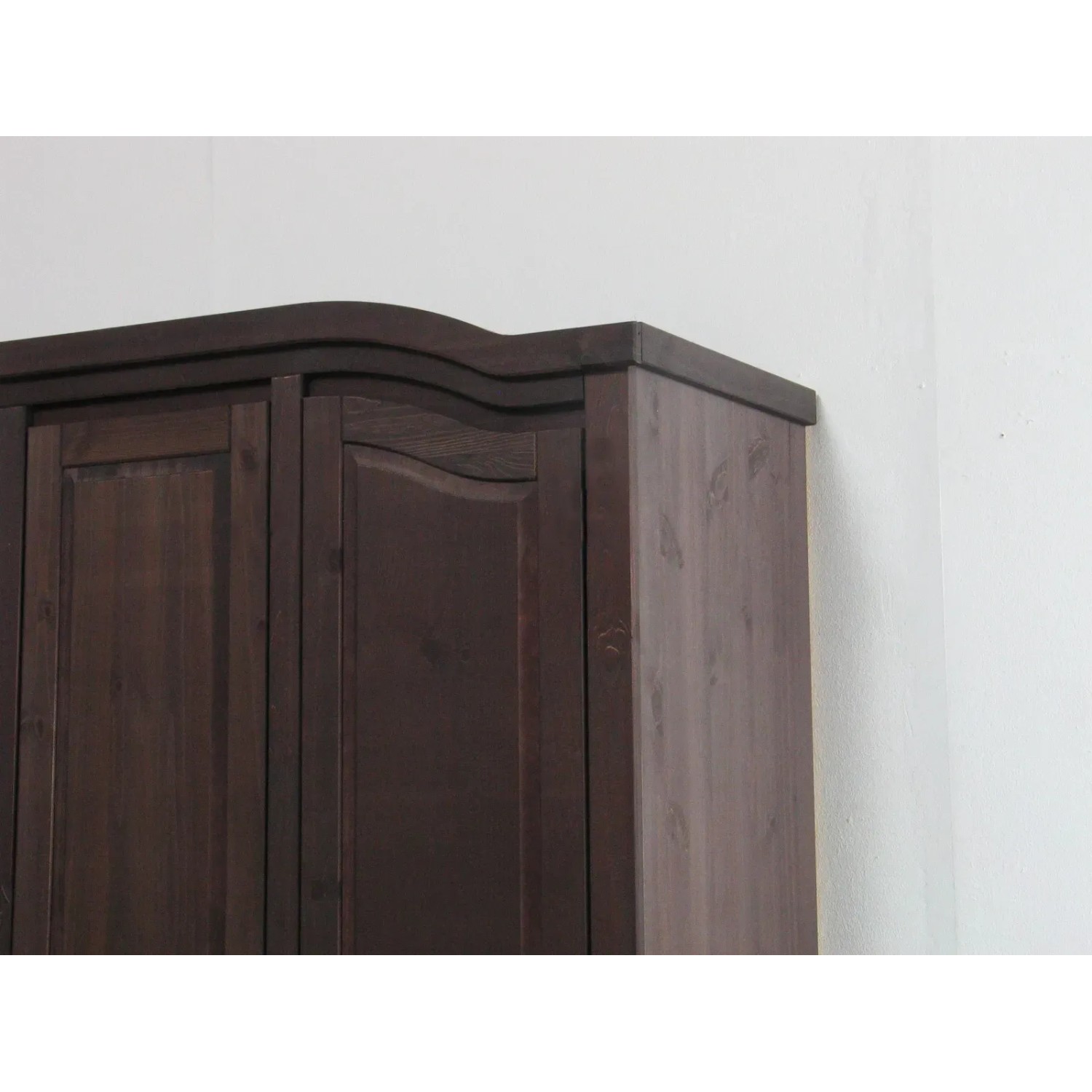 Detailansicht: 3-türiger Rico Kleiderschrank in Kolonialstil, gewachst und gebeizt.