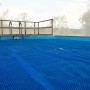 Blau Wärmeplane auf Massivholzpool mit Leiter. Solarplane für Poolheizung.