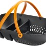 Fiskars Erntekorb Plus, schwarz-orange, mit Siebseite, geschlossenem Fach und Werkzeugfach.