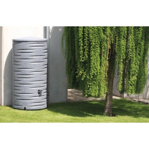 Arves Regentonne Freze 290 l in Granit-Optik neben einem Baum im Garten.