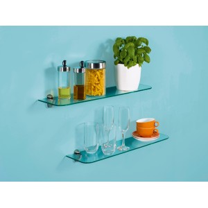 Zwei klare Glasböden Bransley mit gerundeten Ecken an einer blauen Wand, dekoriert mit Geschirr und Vorräten.