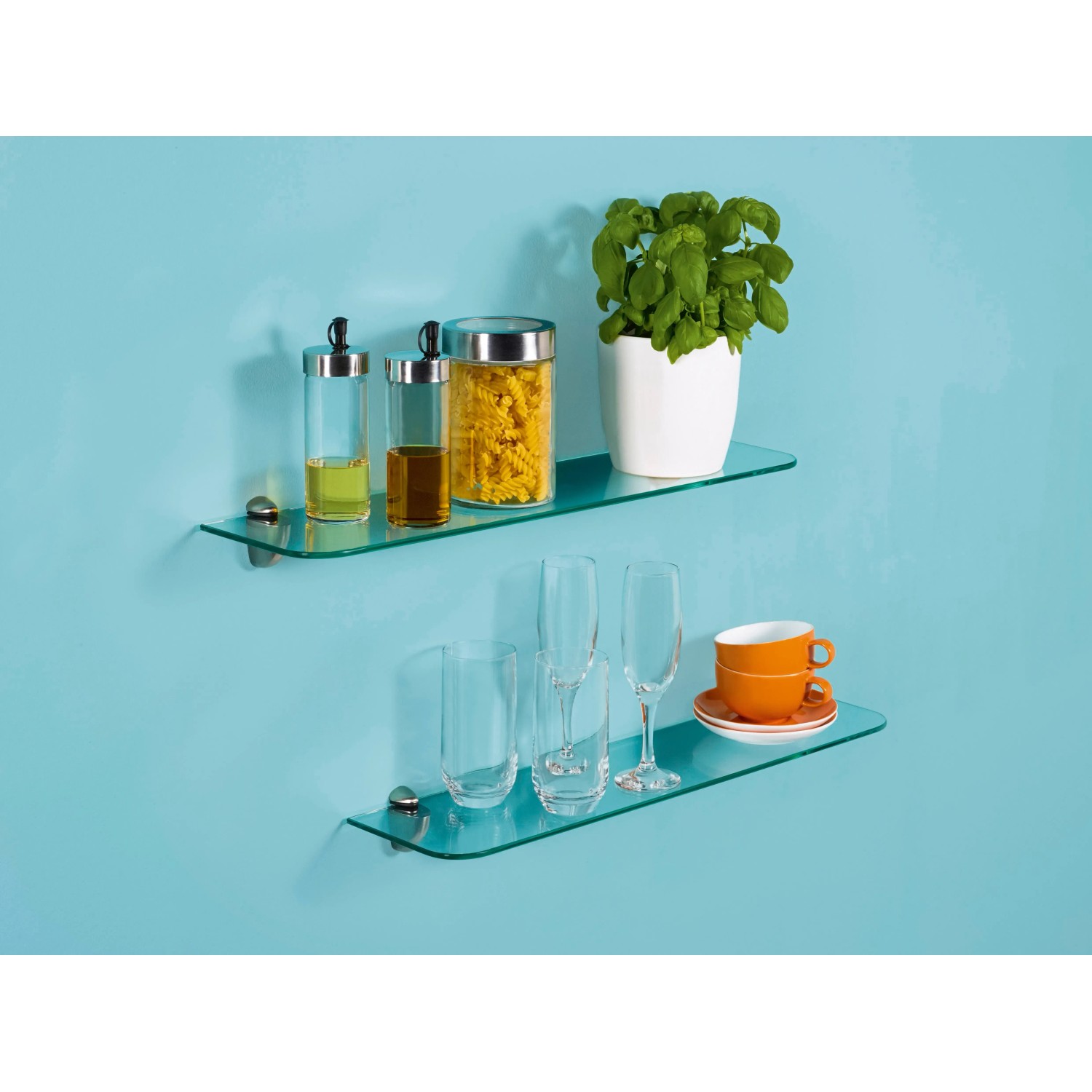 Zwei klare Glasböden Bransley mit gerundeten Ecken an einer blauen Wand, dekoriert mit Geschirr und Vorräten.