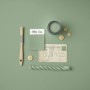 Rust-Oleum Kreidefarbe Khaki Grün matt, mit Pinsel, Knöpfen und Postkarte auf farbigem Untergrund.