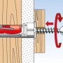 Illustration eines Fischer Duotec Kippdübels 12 mit Schraube in Wandmontage, rote Pfeile zeigen die Drehbewegung.