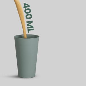 Grüner ProHome Kunststoffbecher (0,4 l) wird befüllt. Ideal als Mehrwegbecher für Küche & Party.