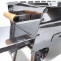 Nahaufnahme des Grillpeter Mangal Edelstahl Schaschlickgrills. Zeigt glänzende Oberfläche, seitliche Ablage und Holzgriffe.