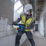 Bosch Professional Akku-Bohrhammer GBH 18V-40C in Anwendung beim Stemmen von Fliesen.