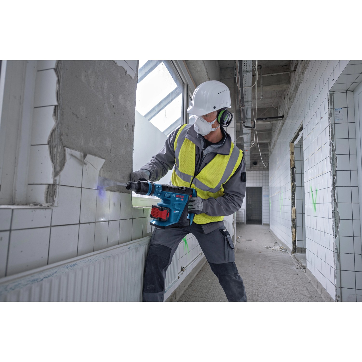 Bosch Professional Akku-Bohrhammer GBH 18V-40C in Anwendung beim Stemmen von Fliesen.