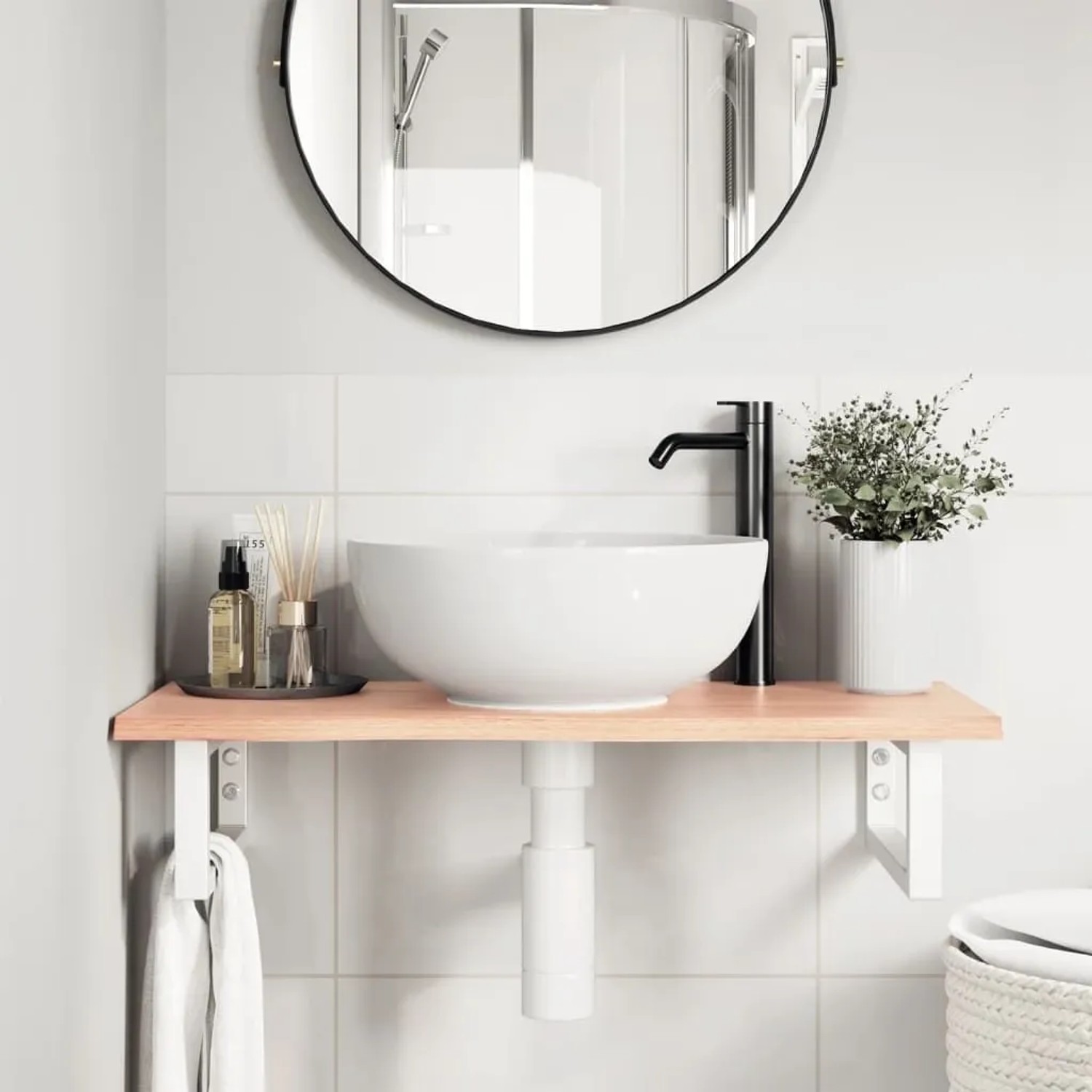 Helle Eichenholz Waschtischplatte mit weißen Stahlhalterungen im Badezimmer, mit Waschbecken.