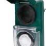 Grüne mechanische Tageszeitschaltuhr mit 48 Schaltmöglichkeiten für Lampen und Geräte.