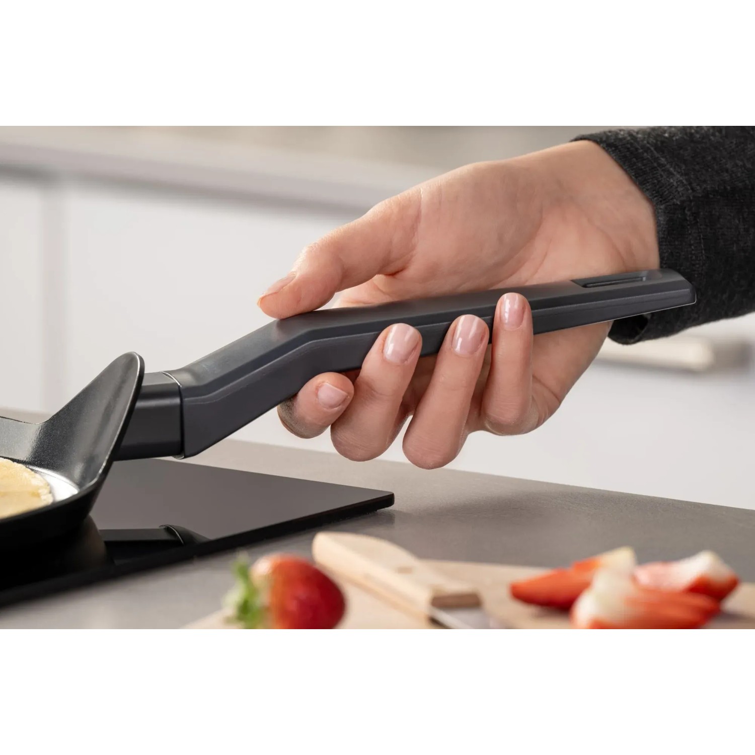 Fackelmann Crepepfanne Statement 25 cm mit Hand. Keramikbeschichtete Pfanne für leckere Crêpes.