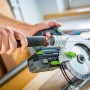 LUX-TOOLS Akku-Handkreissäge A-KS-20/150 im Einsatz mit Staubabsaugung. Handkreissäge aus dem 1 PowerSystem.