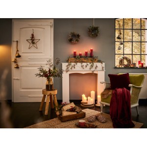 Dekorative Vase Seasons-Tales in Okker-Gold (23,5 cm) mit Blumen auf einem Hocker im weihnachtlichen Wohnzimmer.