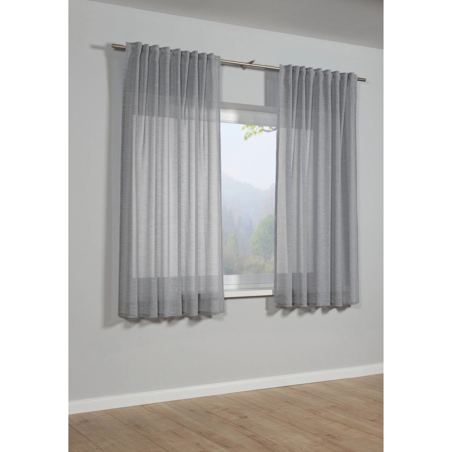 Silbergrauer Bennetti Schal mit Gardinenband, Struktur Uni, 140x175 cm, vor Fenster.