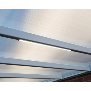 Palram Canopia LED Lichtleiste unter einem Pavillon oder Carport montiert.