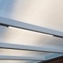 Palram Canopia LED Lichtleiste unter einem Pavillon oder Carport montiert.