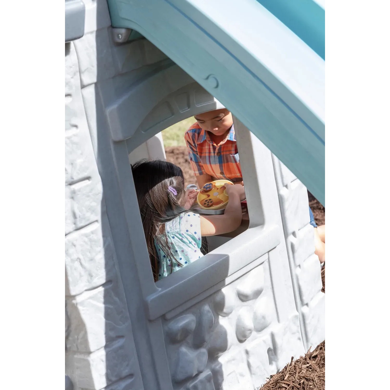 Step2 Spielhaus Adventures mit Rutsche: Kinder spielen im zweistöckigen Spielhaus mit Fenster.