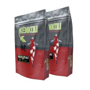 Zwei Packungen Kenkou Koifutter Bakudai 3mm, 10kg mit Koi-Abbildung.