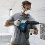 Bosch Professional Bohrhammer GSH 5 CC in Aktion beim Stemmen einer Wand.