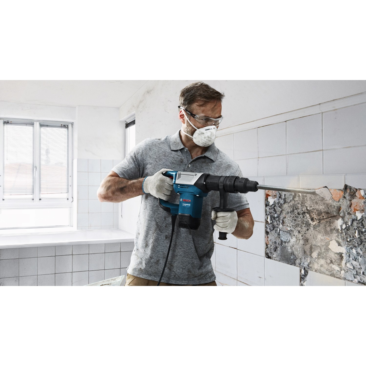 Bosch Professional Bohrhammer GSH 5 CC in Aktion beim Stemmen einer Wand.