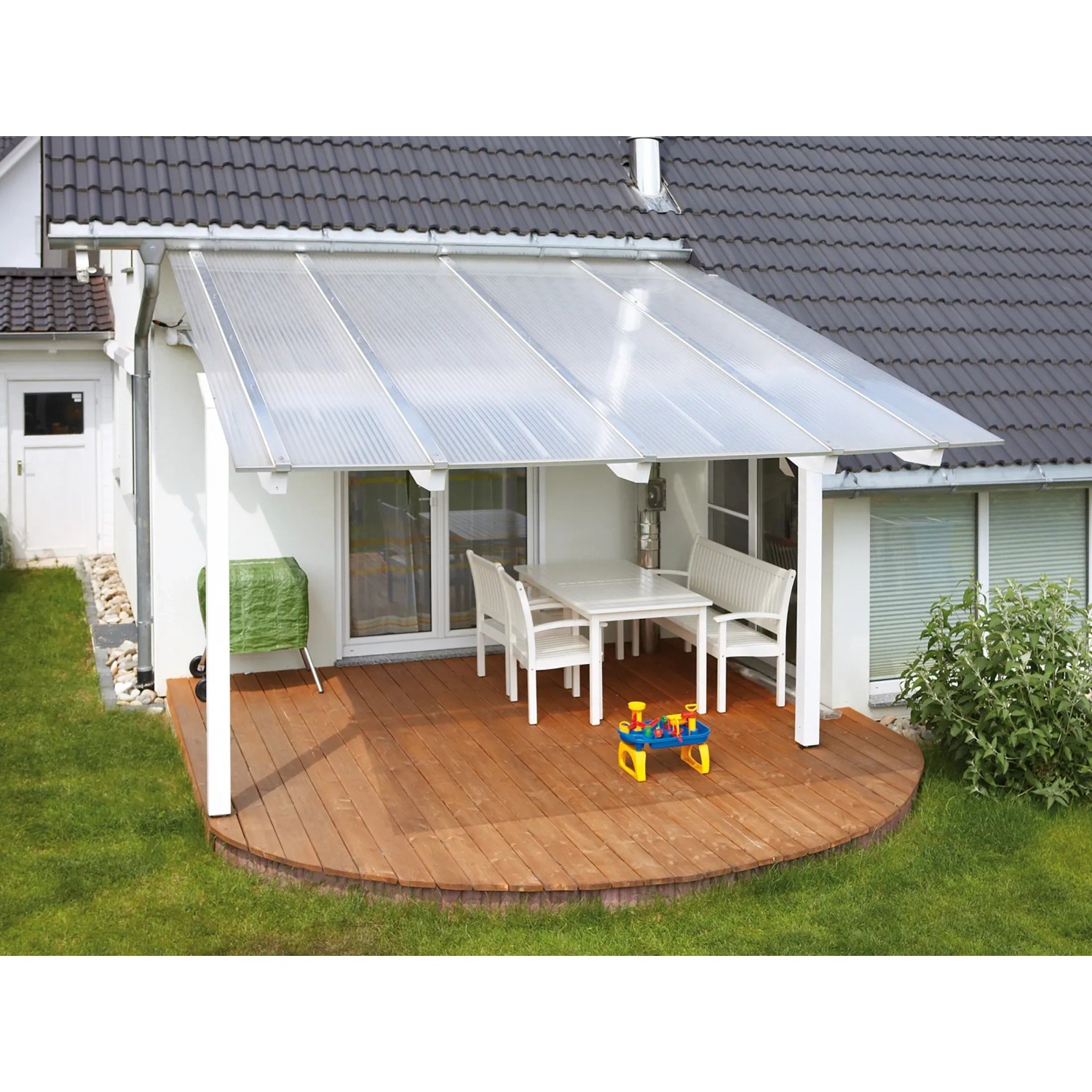 Terrasse mit transparenter Hohlkammerplatte (16mm) als Bedachung.