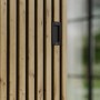 Detailaufnahme: Radex Schiebetür Akustikpaneel Lamette mit schwarzem Griff.