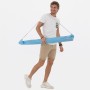 Mann trägt blauen Doppler Strandschirm Windprofi Neo 200 über der Schulter.