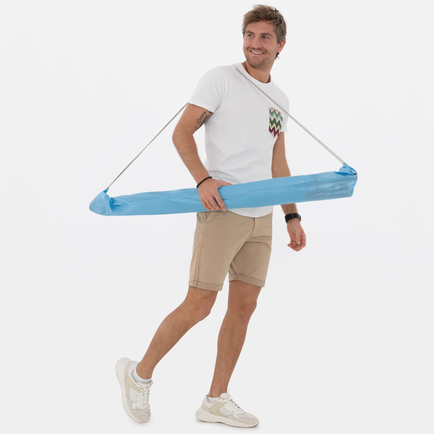 Mann trägt blauen Doppler Strandschirm Windprofi Neo 200 über der Schulter.