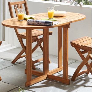 Klappbarer Gartentisch SAM aus Akazie, 120x70 cm, mit Stuhl und Getränken auf einer Terrasse.