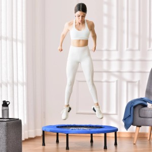 Frau springt auf blau-schwarzem HOMCOM Fitness Trampolin im Innenraum.