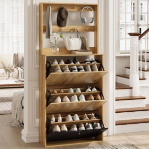 Schuhschrank mit 3 Klappen in Holzoptik Schwarz, integrierter Garderobe und Haken für Flur. Zeigt Schuhe und Accessoires.