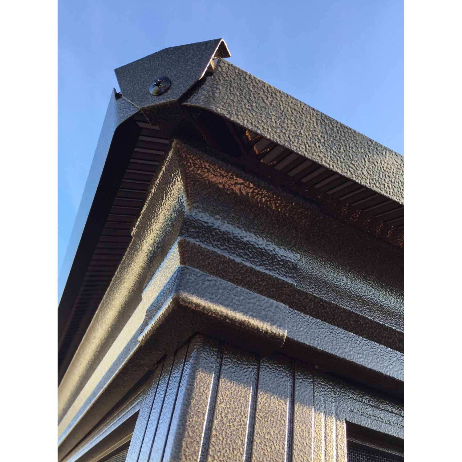 Detailaufnahme: Sojag Pavillon Castel 12x14 Bronze, Ecke mit Edelstahlschraube.